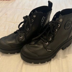 Combat boots like new maybe worn maybe once